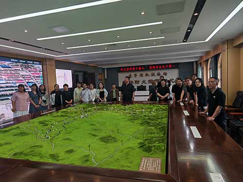 参观塞罕坝森林防火指挥中心 参观塞罕坝森林防火指挥中心